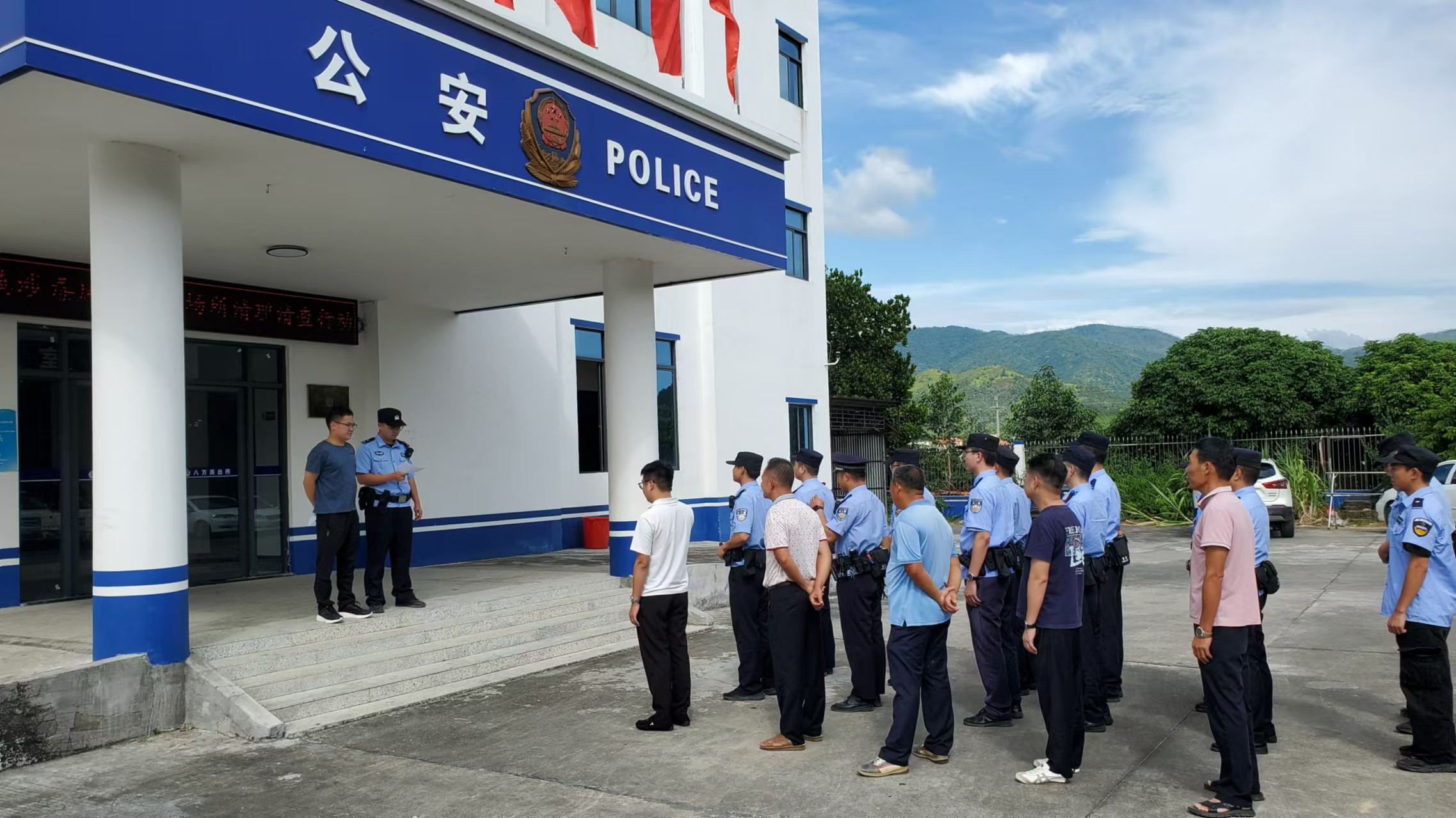 20241026八萬鎮(zhèn)開展涉毒風(fēng)險(xiǎn)行業(yè)專項(xiàng)清理清查統(tǒng)一大行動(dòng).doc_1