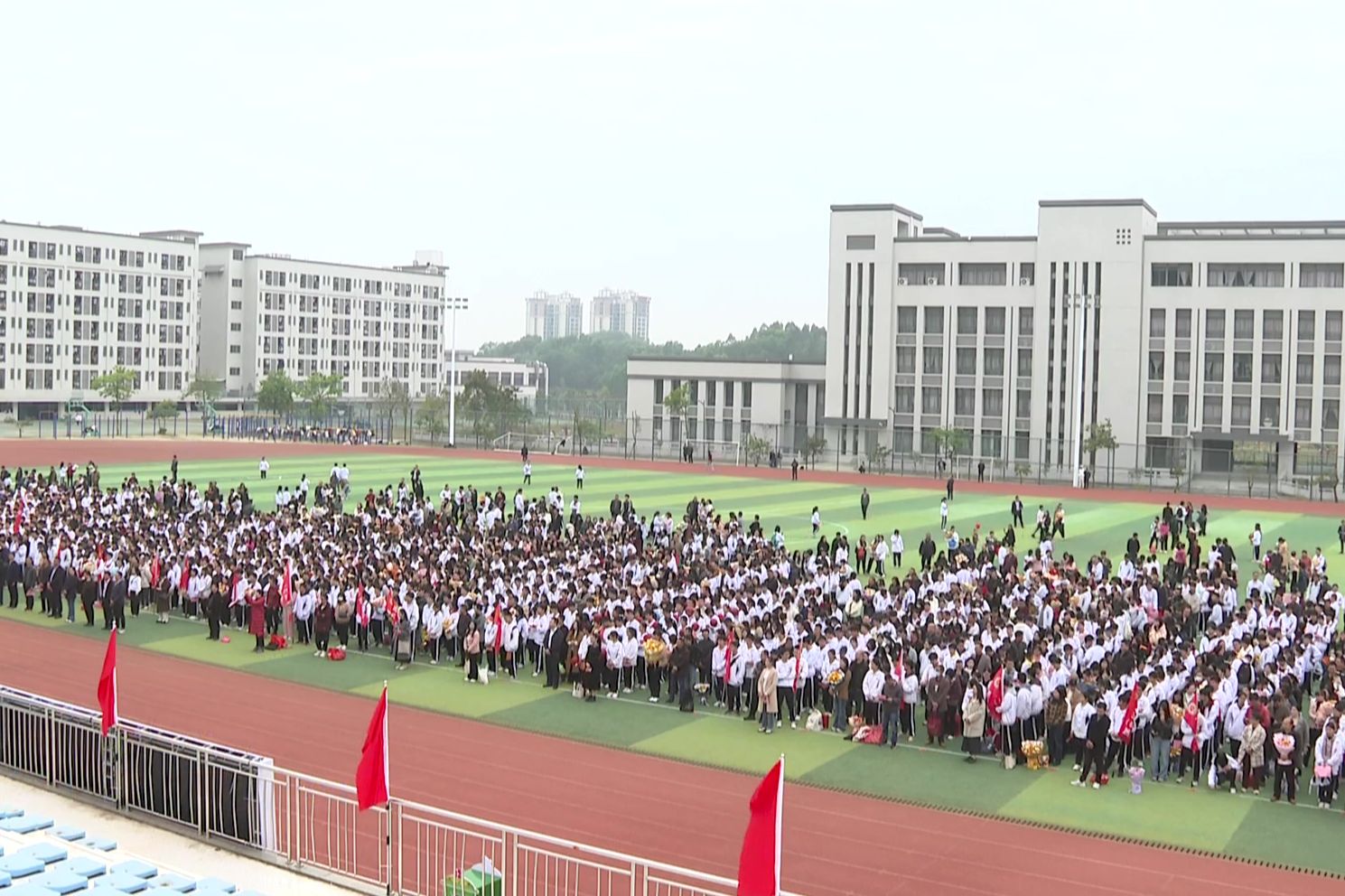 百日競(jìng)渡赴山海 十八而志擔(dān)家國(guó) 龍山中學(xué)舉行成人禮暨高考百日沖刺誓師大會(huì)