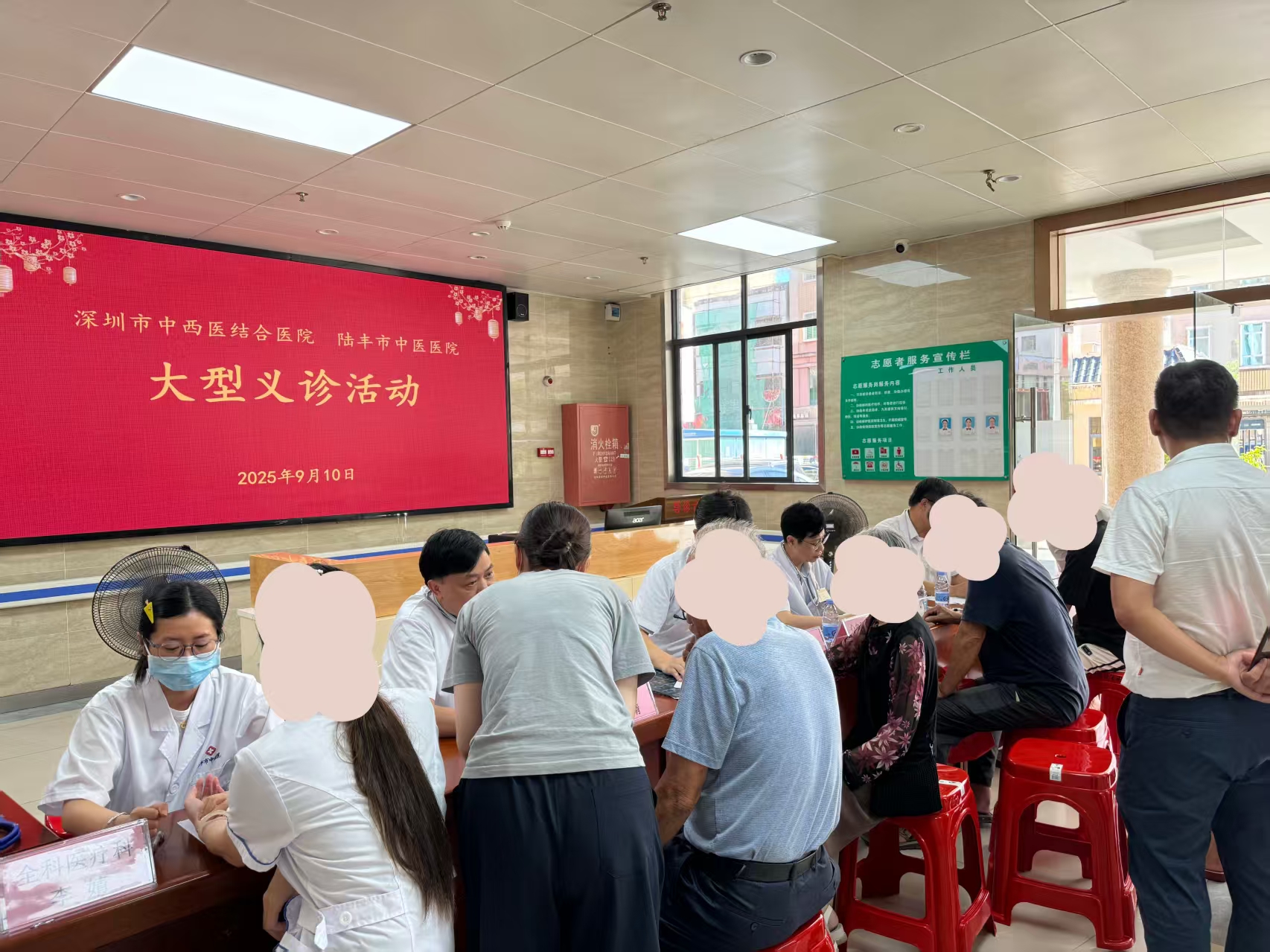 陸豐市中醫(yī)醫(yī)院聯(lián)合深圳市中西醫(yī)結(jié)合醫(yī)院開展大型義診活動.jpg